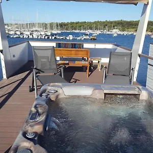 Floating House Sunflower , Pula Kroatien